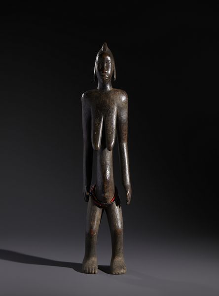 Bambara - Mali : Nello stile di Scultura antropomorfa femminile in legno a patina scura e perline  - Asta Asta 444 | AFRICA, OCEANIA E AMERICHE - ARTIGIANATO AFRICANO: VARI COMMITTENTI E SELEZIONE DALLA COLLEZIONE BARTOLOMUCCI Online - Associazione Nazionale - Case d'Asta italiane