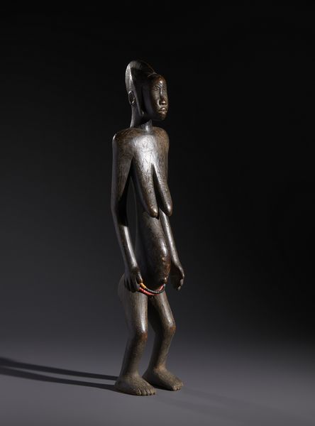 Bambara - Mali : Nello stile di Scultura antropomorfa femminile in legno a patina scura e perline  - Asta Asta 444 | AFRICA, OCEANIA E AMERICHE - ARTIGIANATO AFRICANO: VARI COMMITTENTI E SELEZIONE DALLA COLLEZIONE BARTOLOMUCCI Online - Associazione Nazionale - Case d'Asta italiane