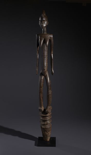 Mossi - Burkina Faso : Nello stile di Grande palo con scultura antropomorfa  in legno duro a patina bruno-rossastra  - Asta Asta 444 | AFRICA, OCEANIA E AMERICHE - ARTIGIANATO AFRICANO: VARI COMMITTENTI E SELEZIONE DALLA COLLEZIONE BARTOLOMUCCI Online - Associazione Nazionale - Case d'Asta italiane