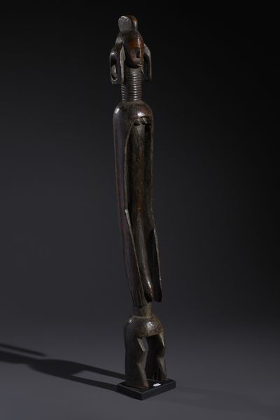 Mumuye - Nigeria/Camerun : Nello stile di Grande scultura antropomorfa stilizzata  in legno duro a patina scura  - Asta Asta 444 | AFRICA, OCEANIA E AMERICHE - ARTIGIANATO AFRICANO: VARI COMMITTENTI E SELEZIONE DALLA COLLEZIONE BARTOLOMUCCI Online - Associazione Nazionale - Case d'Asta italiane