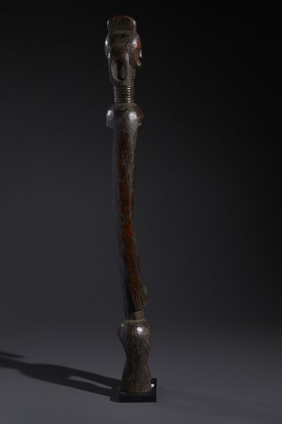 Mumuye - Nigeria/Camerun : Nello stile di Grande scultura antropomorfa stilizzata  in legno duro a patina scura  - Asta Asta 444 | AFRICA, OCEANIA E AMERICHE - ARTIGIANATO AFRICANO: VARI COMMITTENTI E SELEZIONE DALLA COLLEZIONE BARTOLOMUCCI Online - Associazione Nazionale - Case d'Asta italiane