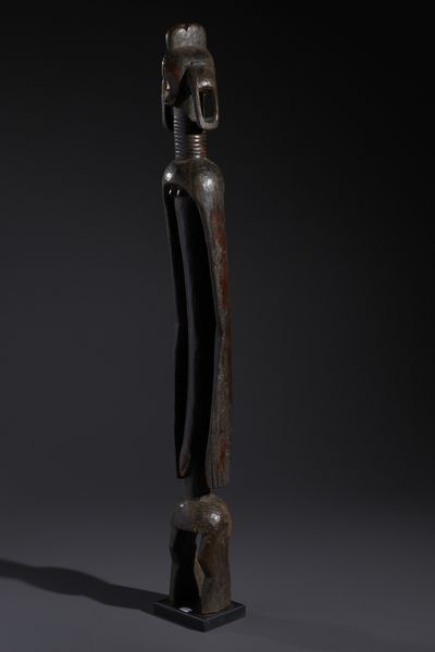 Mumuye - Nigeria/Camerun : Nello stile di Grande scultura antropomorfa stilizzata  in legno duro a patina scura  - Asta Asta 444 | AFRICA, OCEANIA E AMERICHE - ARTIGIANATO AFRICANO: VARI COMMITTENTI E SELEZIONE DALLA COLLEZIONE BARTOLOMUCCI Online - Associazione Nazionale - Case d'Asta italiane