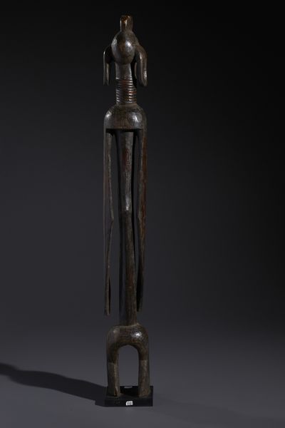 Mumuye - Nigeria/Camerun : Nello stile di Grande scultura antropomorfa stilizzata  in legno duro a patina scura  - Asta Asta 444 | AFRICA, OCEANIA E AMERICHE - ARTIGIANATO AFRICANO: VARI COMMITTENTI E SELEZIONE DALLA COLLEZIONE BARTOLOMUCCI Online - Associazione Nazionale - Case d'Asta italiane