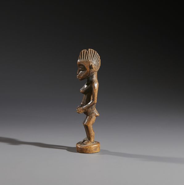 Senufo - Costa d'Avorio/Mali/Burkina Faso : Nello stile di Scultura antropomorfa in legno duro a patina bruna  - Asta Asta 444 | AFRICA, OCEANIA E AMERICHE - ARTIGIANATO AFRICANO: VARI COMMITTENTI E SELEZIONE DALLA COLLEZIONE BARTOLOMUCCI Online - Associazione Nazionale - Case d'Asta italiane