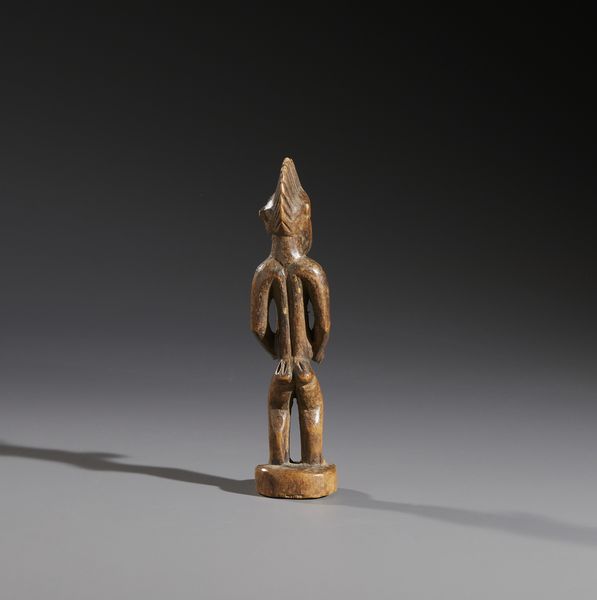 Senufo - Costa d'Avorio/Mali/Burkina Faso : Nello stile di Scultura antropomorfa in legno duro a patina bruna  - Asta Asta 444 | AFRICA, OCEANIA E AMERICHE - ARTIGIANATO AFRICANO: VARI COMMITTENTI E SELEZIONE DALLA COLLEZIONE BARTOLOMUCCI Online - Associazione Nazionale - Case d'Asta italiane
