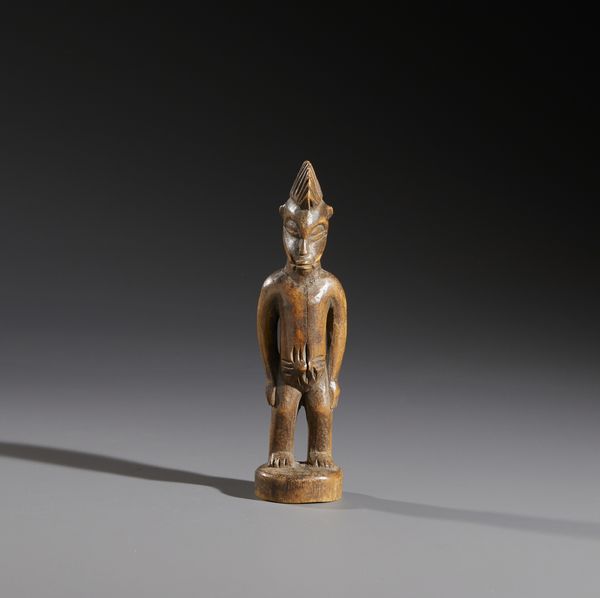 Senufo - Costa d'Avorio/Mali/Burkina Faso : Nello stile di Scultura antropomorfa  in legno duro a patina bruna  - Asta Asta 444 | AFRICA, OCEANIA E AMERICHE - ARTIGIANATO AFRICANO: VARI COMMITTENTI E SELEZIONE DALLA COLLEZIONE BARTOLOMUCCI Online - Associazione Nazionale - Case d'Asta italiane