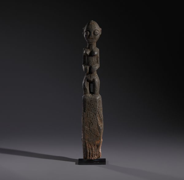 Fon - Nigeria/Benin : Nello stile di Scultura antropomorfa su palo, utilizzata per i riti voodoo in legno duro a patina crostosa scura  - Asta Asta 444 | AFRICA, OCEANIA E AMERICHE - ARTIGIANATO AFRICANO: VARI COMMITTENTI E SELEZIONE DALLA COLLEZIONE BARTOLOMUCCI Online - Associazione Nazionale - Case d'Asta italiane