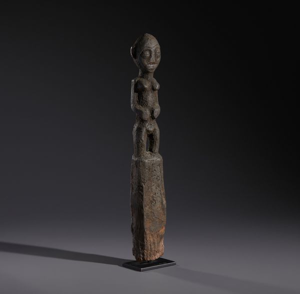 Fon - Nigeria/Benin : Nello stile di Scultura antropomorfa su palo, utilizzata per i riti voodoo in legno duro a patina crostosa scura  - Asta Asta 444 | AFRICA, OCEANIA E AMERICHE - ARTIGIANATO AFRICANO: VARI COMMITTENTI E SELEZIONE DALLA COLLEZIONE BARTOLOMUCCI Online - Associazione Nazionale - Case d'Asta italiane