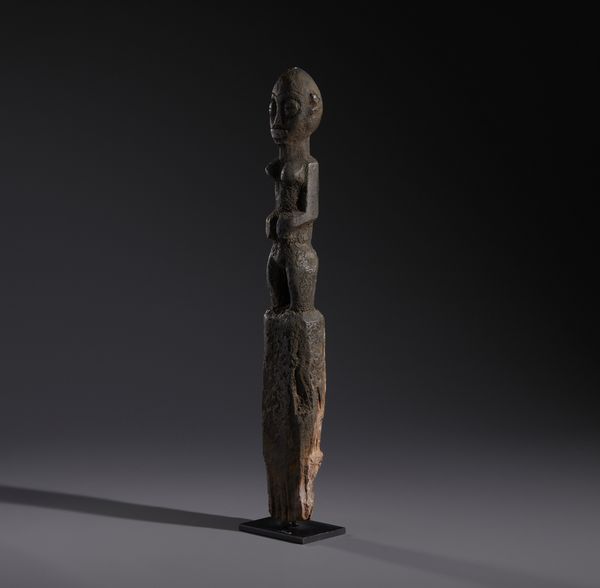 Fon - Nigeria/Benin : Nello stile di Scultura antropomorfa su palo, utilizzata per i riti voodoo in legno duro a patina crostosa scura  - Asta Asta 444 | AFRICA, OCEANIA E AMERICHE - ARTIGIANATO AFRICANO: VARI COMMITTENTI E SELEZIONE DALLA COLLEZIONE BARTOLOMUCCI Online - Associazione Nazionale - Case d'Asta italiane
