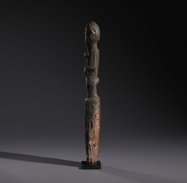 Fon - Nigeria/Benin : Nello stile di Scultura antropomorfa su palo, utilizzata per i riti voodoo in legno duro a patina crostosa scura  - Asta Asta 444 | AFRICA, OCEANIA E AMERICHE - ARTIGIANATO AFRICANO: VARI COMMITTENTI E SELEZIONE DALLA COLLEZIONE BARTOLOMUCCI Online - Associazione Nazionale - Case d'Asta italiane