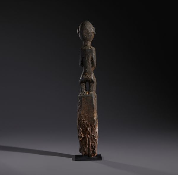 Fon - Nigeria/Benin : Nello stile di Scultura antropomorfa su palo, utilizzata per i riti voodoo in legno duro a patina crostosa scura  - Asta Asta 444 | AFRICA, OCEANIA E AMERICHE - ARTIGIANATO AFRICANO: VARI COMMITTENTI E SELEZIONE DALLA COLLEZIONE BARTOLOMUCCI Online - Associazione Nazionale - Case d'Asta italiane