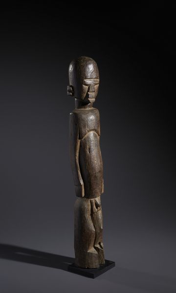 Lobi - Burkina Faso/Costa d'Avorio : Nello stile di Grande scultura antropomorfa  in legno duro a patina marrone  - Asta Asta 444 | AFRICA, OCEANIA E AMERICHE - ARTIGIANATO AFRICANO: VARI COMMITTENTI E SELEZIONE DALLA COLLEZIONE BARTOLOMUCCI Online - Associazione Nazionale - Case d'Asta italiane