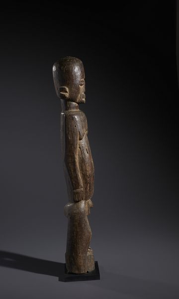 Lobi - Burkina Faso/Costa d'Avorio : Nello stile di Grande scultura antropomorfa  in legno duro a patina marrone  - Asta Asta 444 | AFRICA, OCEANIA E AMERICHE - ARTIGIANATO AFRICANO: VARI COMMITTENTI E SELEZIONE DALLA COLLEZIONE BARTOLOMUCCI Online - Associazione Nazionale - Case d'Asta italiane