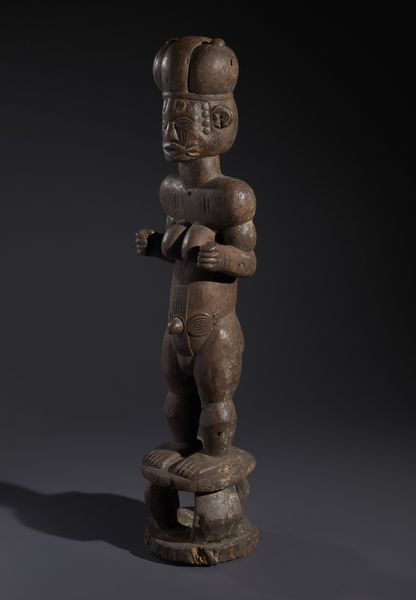 Tiv - Nigeria : Nello stile di Grande scultura antropomorfa femminile In legno duro a patina marrone  - Asta Asta 444 | AFRICA, OCEANIA E AMERICHE - ARTIGIANATO AFRICANO: VARI COMMITTENTI E SELEZIONE DALLA COLLEZIONE BARTOLOMUCCI Online - Associazione Nazionale - Case d'Asta italiane