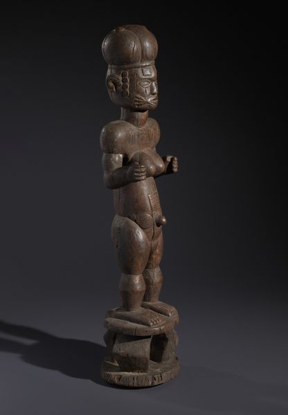 Tiv - Nigeria : Nello stile di Grande scultura antropomorfa femminile In legno duro a patina marrone  - Asta Asta 444 | AFRICA, OCEANIA E AMERICHE - ARTIGIANATO AFRICANO: VARI COMMITTENTI E SELEZIONE DALLA COLLEZIONE BARTOLOMUCCI Online - Associazione Nazionale - Case d'Asta italiane