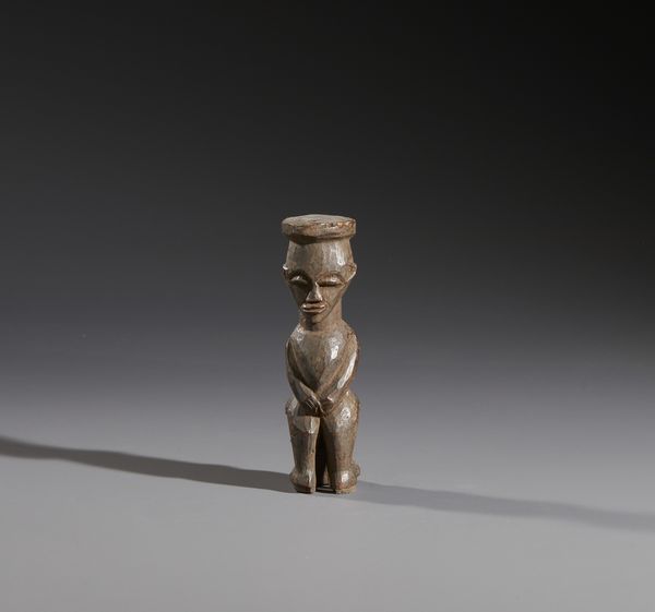Lobi - Burkina Faso/Costa d'Avorio : Nello stile di Piccola scultura antropomorfa seduta  in legno duro a patina marrone  - Asta Asta 444 | AFRICA, OCEANIA E AMERICHE - ARTIGIANATO AFRICANO: VARI COMMITTENTI E SELEZIONE DALLA COLLEZIONE BARTOLOMUCCI Online - Associazione Nazionale - Case d'Asta italiane