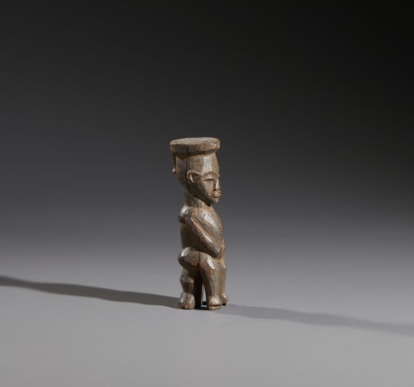 Lobi - Burkina Faso/Costa d'Avorio : Nello stile di Piccola scultura antropomorfa seduta  in legno duro a patina marrone  - Asta Asta 444 | AFRICA, OCEANIA E AMERICHE - ARTIGIANATO AFRICANO: VARI COMMITTENTI E SELEZIONE DALLA COLLEZIONE BARTOLOMUCCI Online - Associazione Nazionale - Case d'Asta italiane