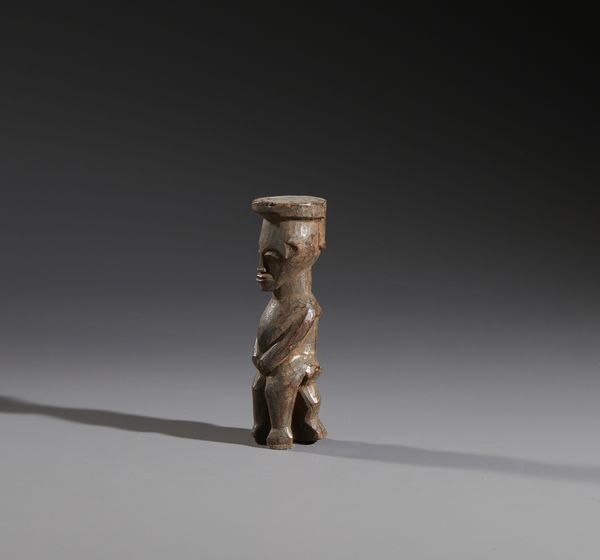 Lobi - Burkina Faso/Costa d'Avorio : Nello stile di Piccola scultura antropomorfa seduta  in legno duro a patina marrone  - Asta Asta 444 | AFRICA, OCEANIA E AMERICHE - ARTIGIANATO AFRICANO: VARI COMMITTENTI E SELEZIONE DALLA COLLEZIONE BARTOLOMUCCI Online - Associazione Nazionale - Case d'Asta italiane