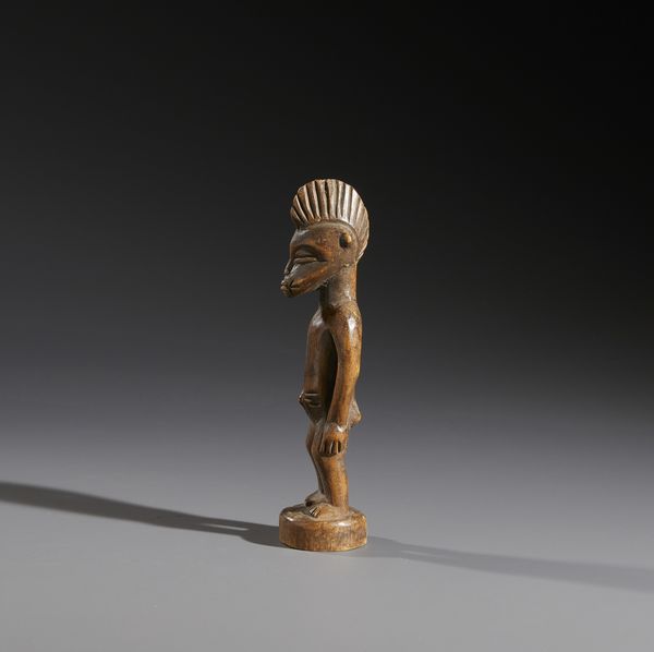 Senufo - Costa d'Avorio/Mali/Burkina Faso : Nello stile di Scultura antropomorfa  in legno duro a patina bruna  - Asta Asta 444 | AFRICA, OCEANIA E AMERICHE - ARTIGIANATO AFRICANO: VARI COMMITTENTI E SELEZIONE DALLA COLLEZIONE BARTOLOMUCCI Online - Associazione Nazionale - Case d'Asta italiane