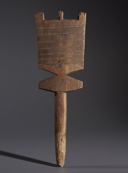 Tuareg - Sahara : Nello stile di Insegna o appendi sacche da cammello in legno duro e decorazioni geometriche incise  - Asta Asta 444 | AFRICA, OCEANIA E AMERICHE - ARTIGIANATO AFRICANO: VARI COMMITTENTI E SELEZIONE DALLA COLLEZIONE BARTOLOMUCCI Online - Associazione Nazionale - Case d'Asta italiane