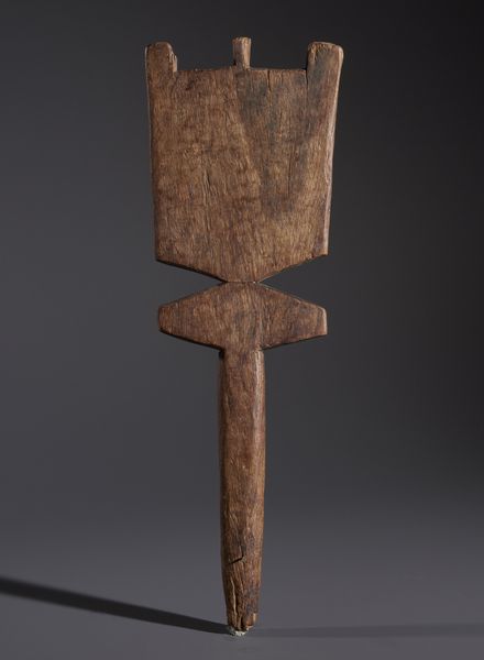 Tuareg - Sahara : Nello stile di Insegna o appendi sacche da cammello in legno duro e decorazioni geometriche incise  - Asta Asta 444 | AFRICA, OCEANIA E AMERICHE - ARTIGIANATO AFRICANO: VARI COMMITTENTI E SELEZIONE DALLA COLLEZIONE BARTOLOMUCCI Online - Associazione Nazionale - Case d'Asta italiane