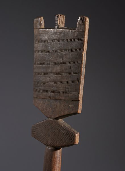 Tuareg - Sahara : Nello stile di Insegna o appendi sacche da cammello in legno duro e decorazioni geometriche incise  - Asta Asta 444 | AFRICA, OCEANIA E AMERICHE - ARTIGIANATO AFRICANO: VARI COMMITTENTI E SELEZIONE DALLA COLLEZIONE BARTOLOMUCCI Online - Associazione Nazionale - Case d'Asta italiane