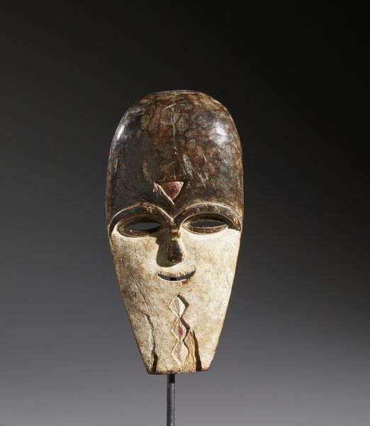 Vuvi - Gabon : Nello stile diMaschera antropomorfa stilizzata in legno duro e caolino  - Asta Asta 444 | AFRICA, OCEANIA E AMERICHE - ARTIGIANATO AFRICANO: VARI COMMITTENTI E SELEZIONE DALLA COLLEZIONE BARTOLOMUCCI Online - Associazione Nazionale - Case d'Asta italiane