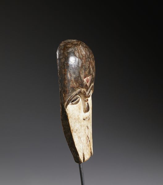 Vuvi - Gabon : Nello stile diMaschera antropomorfa stilizzata in legno duro e caolino  - Asta Asta 444 | AFRICA, OCEANIA E AMERICHE - ARTIGIANATO AFRICANO: VARI COMMITTENTI E SELEZIONE DALLA COLLEZIONE BARTOLOMUCCI Online - Associazione Nazionale - Case d'Asta italiane