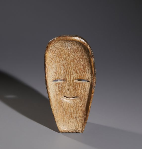 Vuvi - Gabon : Nello stile diMaschera antropomorfa stilizzata in legno duro e caolino  - Asta Asta 444 | AFRICA, OCEANIA E AMERICHE - ARTIGIANATO AFRICANO: VARI COMMITTENTI E SELEZIONE DALLA COLLEZIONE BARTOLOMUCCI Online - Associazione Nazionale - Case d'Asta italiane