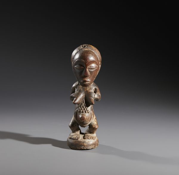 Luba - Repubblica Democratica del Congo : Nello stile di Scultura antropomorfa femminile Luba Legno a patina scura  - Asta Asta 444 | AFRICA, OCEANIA E AMERICHE - ARTIGIANATO AFRICANO: VARI COMMITTENTI E SELEZIONE DALLA COLLEZIONE BARTOLOMUCCI Online - Associazione Nazionale - Case d'Asta italiane