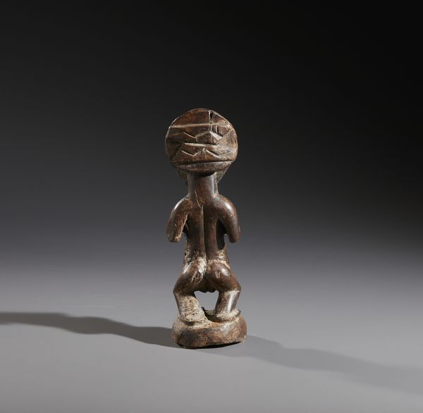 Luba - Repubblica Democratica del Congo : Nello stile di Scultura antropomorfa femminile Luba Legno a patina scura  - Asta Asta 444 | AFRICA, OCEANIA E AMERICHE - ARTIGIANATO AFRICANO: VARI COMMITTENTI E SELEZIONE DALLA COLLEZIONE BARTOLOMUCCI Online - Associazione Nazionale - Case d'Asta italiane