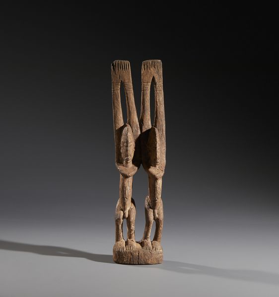 Dogon o Tellem - Mali : Nello stile di Scultura antropomorfa in forma di  coppia ancestrale con braccia alzate Legno duro a patina chiara  - Asta Asta 444 | AFRICA, OCEANIA E AMERICHE - ARTIGIANATO AFRICANO: VARI COMMITTENTI E SELEZIONE DALLA COLLEZIONE BARTOLOMUCCI Online - Associazione Nazionale - Case d'Asta italiane