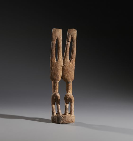 Dogon o Tellem - Mali : Nello stile di Scultura antropomorfa in forma di  coppia ancestrale con braccia alzate Legno duro a patina chiara  - Asta Asta 444 | AFRICA, OCEANIA E AMERICHE - ARTIGIANATO AFRICANO: VARI COMMITTENTI E SELEZIONE DALLA COLLEZIONE BARTOLOMUCCI Online - Associazione Nazionale - Case d'Asta italiane