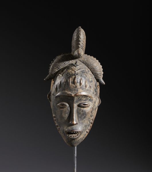Guro - Costa d'Avorio : Nello stile di Maschera antropomorfa in legno a patina scura  - Asta Asta 444 | AFRICA, OCEANIA E AMERICHE - ARTIGIANATO AFRICANO: VARI COMMITTENTI E SELEZIONE DALLA COLLEZIONE BARTOLOMUCCI Online - Associazione Nazionale - Case d'Asta italiane