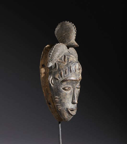 Guro - Costa d'Avorio : Nello stile di Maschera antropomorfa in legno a patina scura  - Asta Asta 444 | AFRICA, OCEANIA E AMERICHE - ARTIGIANATO AFRICANO: VARI COMMITTENTI E SELEZIONE DALLA COLLEZIONE BARTOLOMUCCI Online - Associazione Nazionale - Case d'Asta italiane