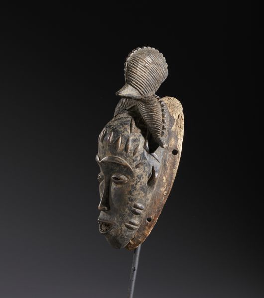 Guro - Costa d'Avorio : Nello stile di Maschera antropomorfa in legno a patina scura  - Asta Asta 444 | AFRICA, OCEANIA E AMERICHE - ARTIGIANATO AFRICANO: VARI COMMITTENTI E SELEZIONE DALLA COLLEZIONE BARTOLOMUCCI Online - Associazione Nazionale - Case d'Asta italiane