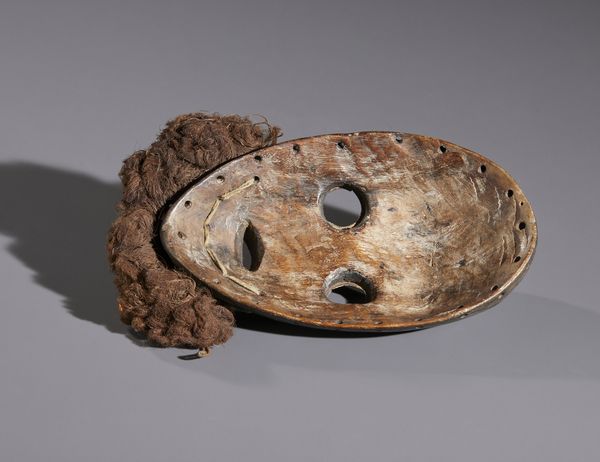 Dan - Costa d'Avorio/Liberia : Nello stile di Maschera antropomorfa in legno duro a patina scura,  fibre e metallo  - Asta Asta 444 | AFRICA, OCEANIA E AMERICHE - ARTIGIANATO AFRICANO: VARI COMMITTENTI E SELEZIONE DALLA COLLEZIONE BARTOLOMUCCI Online - Associazione Nazionale - Case d'Asta italiane