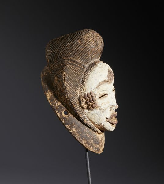 Punu - Gabon : Nello stile di Maschera antropomorfa in legno, caolino e pigmenti  - Asta Asta 444 | AFRICA, OCEANIA E AMERICHE - ARTIGIANATO AFRICANO: VARI COMMITTENTI E SELEZIONE DALLA COLLEZIONE BARTOLOMUCCI Online - Associazione Nazionale - Case d'Asta italiane