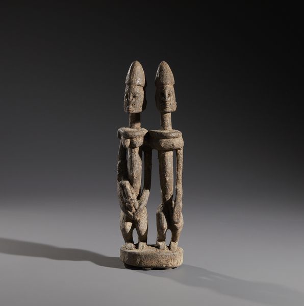 Dogon - Mali : Nello stile di Scultura di coppia ancestrale in legno duro a patina crostosa  - Asta Asta 444 | AFRICA, OCEANIA E AMERICHE - ARTIGIANATO AFRICANO: VARI COMMITTENTI E SELEZIONE DALLA COLLEZIONE BARTOLOMUCCI Online - Associazione Nazionale - Case d'Asta italiane