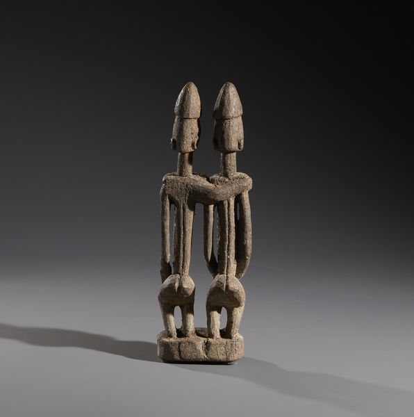 Dogon - Mali : Nello stile di Scultura di coppia ancestrale in legno duro a patina crostosa  - Asta Asta 444 | AFRICA, OCEANIA E AMERICHE - ARTIGIANATO AFRICANO: VARI COMMITTENTI E SELEZIONE DALLA COLLEZIONE BARTOLOMUCCI Online - Associazione Nazionale - Case d'Asta italiane