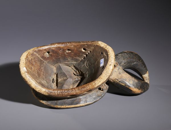 Baule - Costa d'Avorio : Nello stile di Maschera zoomorfa in legno, metallo, caolino e pigmenti  - Asta Asta 444 | AFRICA, OCEANIA E AMERICHE - ARTIGIANATO AFRICANO: VARI COMMITTENTI E SELEZIONE DALLA COLLEZIONE BARTOLOMUCCI Online - Associazione Nazionale - Case d'Asta italiane