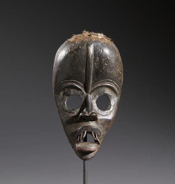 Dan - Costa d'Avorio/Liberia : Nello stile di Maschera antropomorfa  in legno duro a patina scura, tessuto, metallo e tracce di offerte sacrificali  - Asta Asta 444 | AFRICA, OCEANIA E AMERICHE - ARTIGIANATO AFRICANO: VARI COMMITTENTI E SELEZIONE DALLA COLLEZIONE BARTOLOMUCCI Online - Associazione Nazionale - Case d'Asta italiane