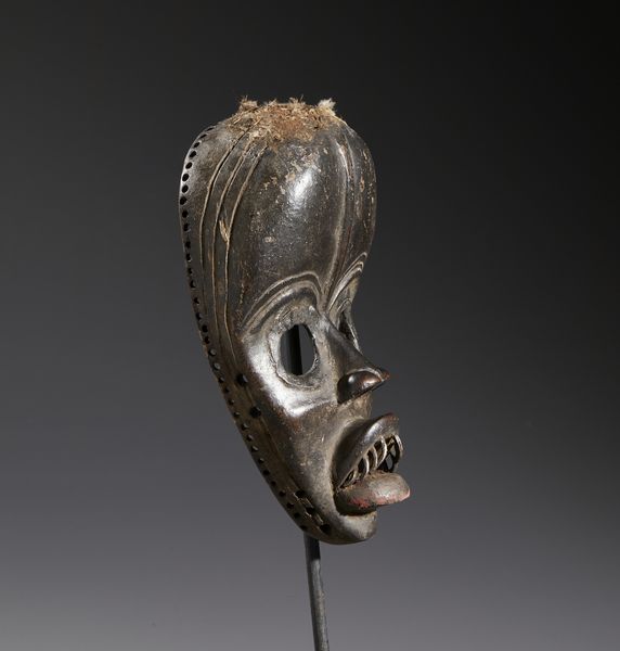 Dan - Costa d'Avorio/Liberia : Nello stile di Maschera antropomorfa  in legno duro a patina scura, tessuto, metallo e tracce di offerte sacrificali  - Asta Asta 444 | AFRICA, OCEANIA E AMERICHE - ARTIGIANATO AFRICANO: VARI COMMITTENTI E SELEZIONE DALLA COLLEZIONE BARTOLOMUCCI Online - Associazione Nazionale - Case d'Asta italiane