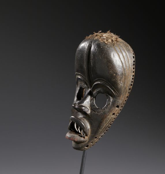 Dan - Costa d'Avorio/Liberia : Nello stile di Maschera antropomorfa  in legno duro a patina scura, tessuto, metallo e tracce di offerte sacrificali  - Asta Asta 444 | AFRICA, OCEANIA E AMERICHE - ARTIGIANATO AFRICANO: VARI COMMITTENTI E SELEZIONE DALLA COLLEZIONE BARTOLOMUCCI Online - Associazione Nazionale - Case d'Asta italiane