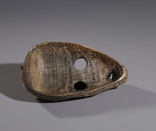 Dan - Costa d'Avorio/Liberia : Nello stile di Maschera antropomorfa  in legno duro a patina scura, tessuto, metallo e tracce di offerte sacrificali  - Asta Asta 444 | AFRICA, OCEANIA E AMERICHE - ARTIGIANATO AFRICANO: VARI COMMITTENTI E SELEZIONE DALLA COLLEZIONE BARTOLOMUCCI Online - Associazione Nazionale - Case d'Asta italiane