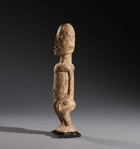 Dogon - Mali : Nello stile di Scultura antropomorfa in legno duro a patina crostosa chiara  - Asta Asta 444 | AFRICA, OCEANIA E AMERICHE - ARTIGIANATO AFRICANO: VARI COMMITTENTI E SELEZIONE DALLA COLLEZIONE BARTOLOMUCCI Online - Associazione Nazionale - Case d'Asta italiane