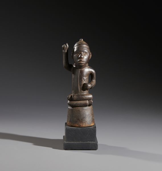 Kongo - Repubblica Democratica del Congo : Nello stile di Scultura antropomorfa coloniale  in legno duro a patina marrone  - Asta Asta 444 | AFRICA, OCEANIA E AMERICHE - ARTIGIANATO AFRICANO: VARI COMMITTENTI E SELEZIONE DALLA COLLEZIONE BARTOLOMUCCI Online - Associazione Nazionale - Case d'Asta italiane