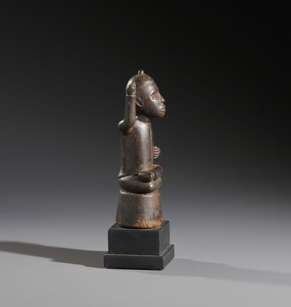 Kongo - Repubblica Democratica del Congo : Nello stile di Scultura antropomorfa coloniale  in legno duro a patina marrone  - Asta Asta 444 | AFRICA, OCEANIA E AMERICHE - ARTIGIANATO AFRICANO: VARI COMMITTENTI E SELEZIONE DALLA COLLEZIONE BARTOLOMUCCI Online - Associazione Nazionale - Case d'Asta italiane