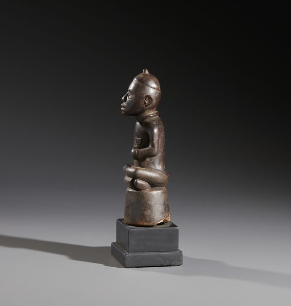 Kongo - Repubblica Democratica del Congo : Nello stile di Scultura antropomorfa coloniale  in legno duro a patina marrone  - Asta Asta 444 | AFRICA, OCEANIA E AMERICHE - ARTIGIANATO AFRICANO: VARI COMMITTENTI E SELEZIONE DALLA COLLEZIONE BARTOLOMUCCI Online - Associazione Nazionale - Case d'Asta italiane
