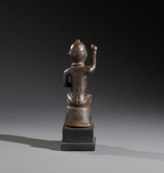 Kongo - Repubblica Democratica del Congo : Nello stile di Scultura antropomorfa coloniale  in legno duro a patina marrone  - Asta Asta 444 | AFRICA, OCEANIA E AMERICHE - ARTIGIANATO AFRICANO: VARI COMMITTENTI E SELEZIONE DALLA COLLEZIONE BARTOLOMUCCI Online - Associazione Nazionale - Case d'Asta italiane